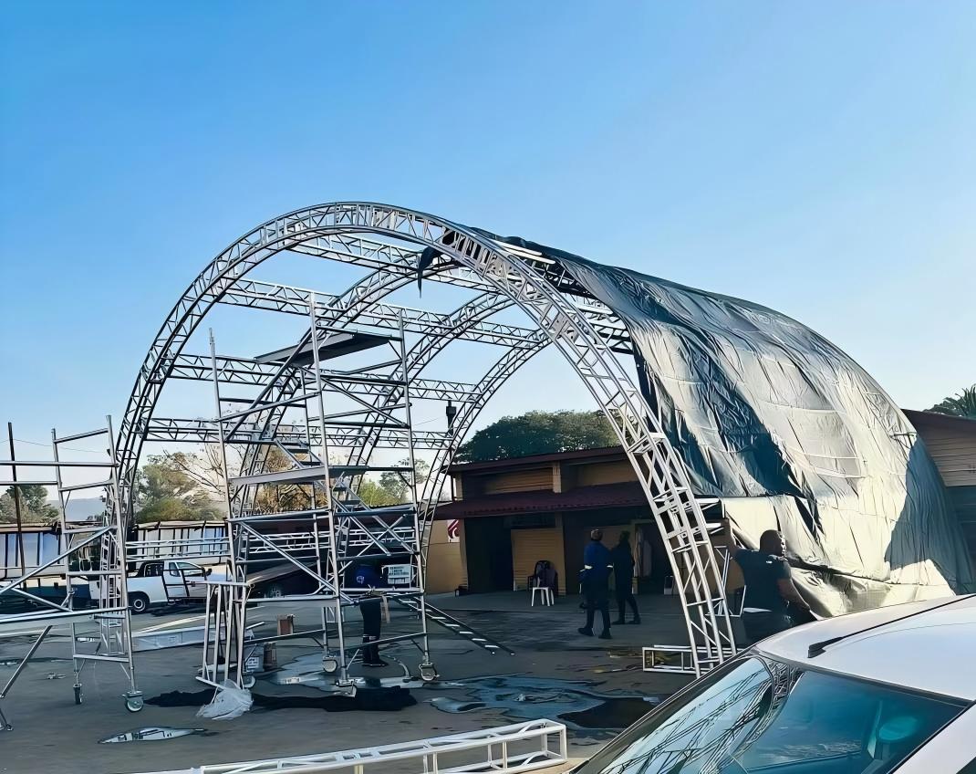 double width scaffolding for roof truss installation.jpg